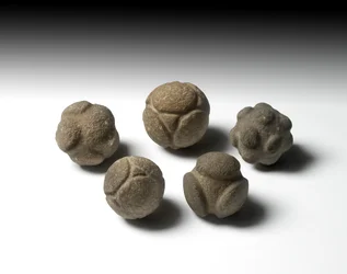 Geschnitzter Ball, Spätneolithikum, Schottland, ca. 3750-2000 v. Chr.